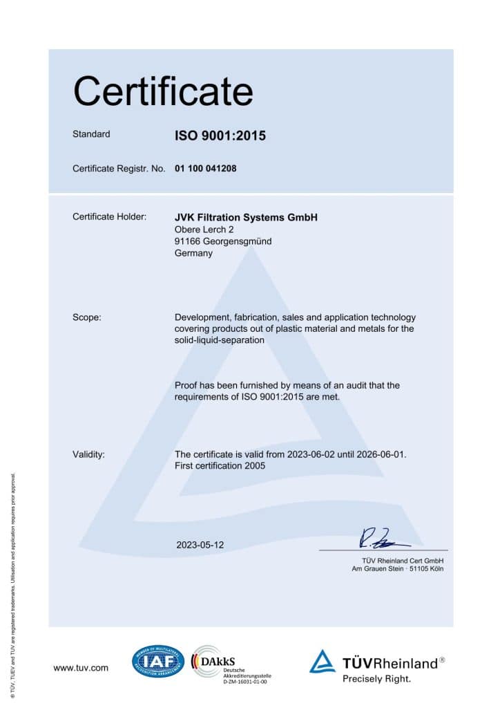 ISO-9001:2015-Zertifikat für JVK Filtration Systems GmbH, ausgestellt von TÜV Rheinland. Das Dokument bestätigt ein zertifiziertes Qualitätsmanagement für Entwicklung, Fertigung und Anwendungstechnik.