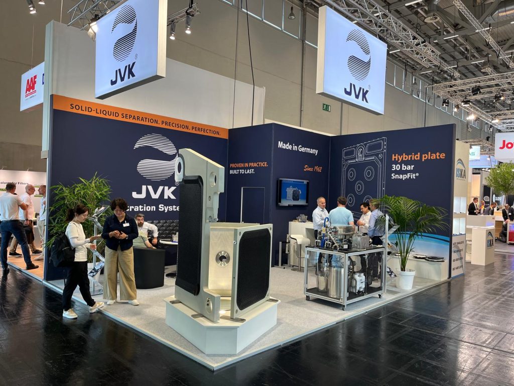 Messestand auf der Filtech2026 mit Besuchern und Aussteller